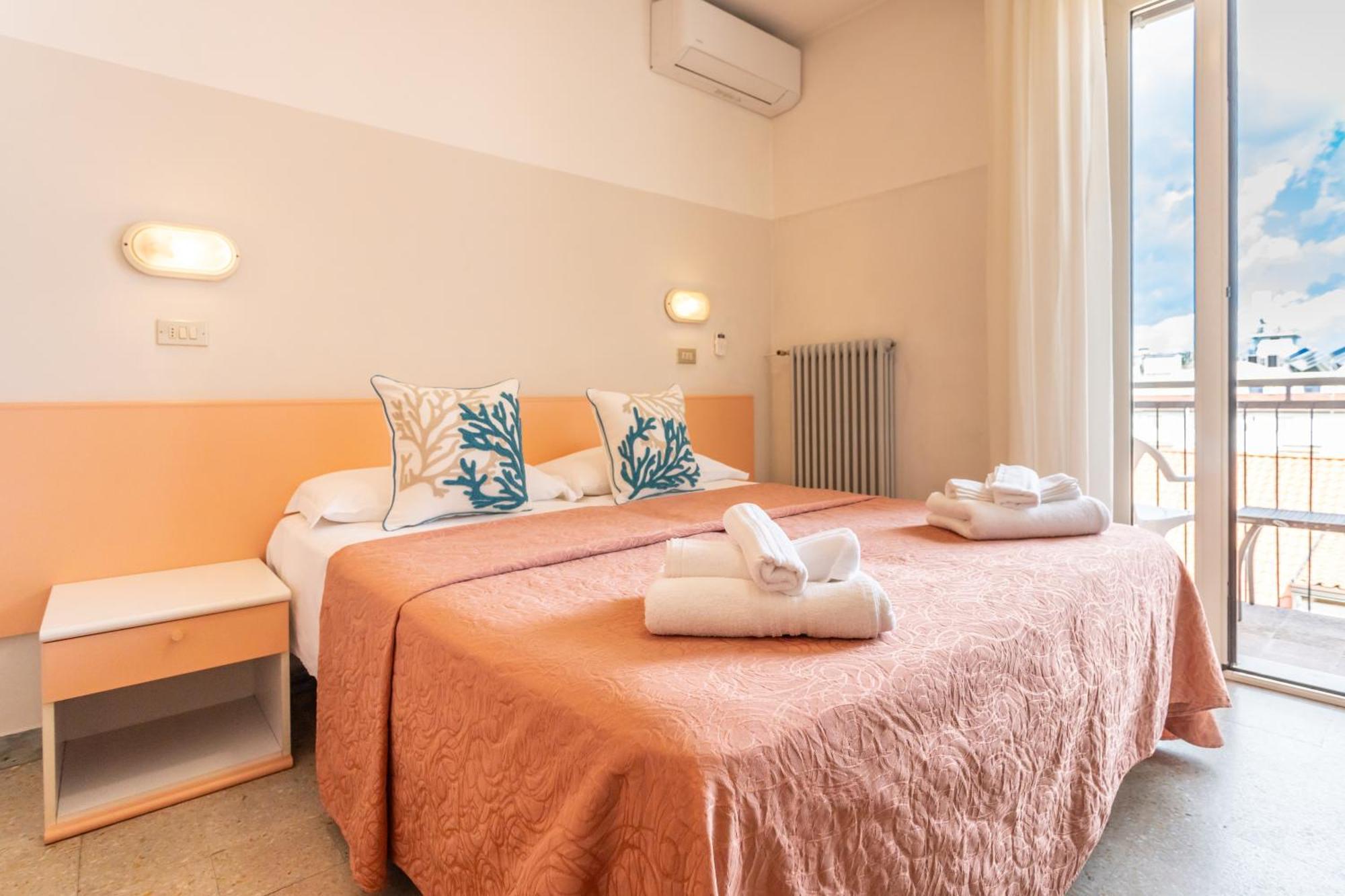 Hotel Selene - Vista Mare Риччоне Номер фото